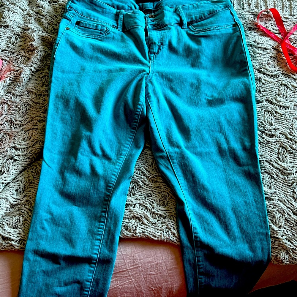Skinny jeans in medium blue color!